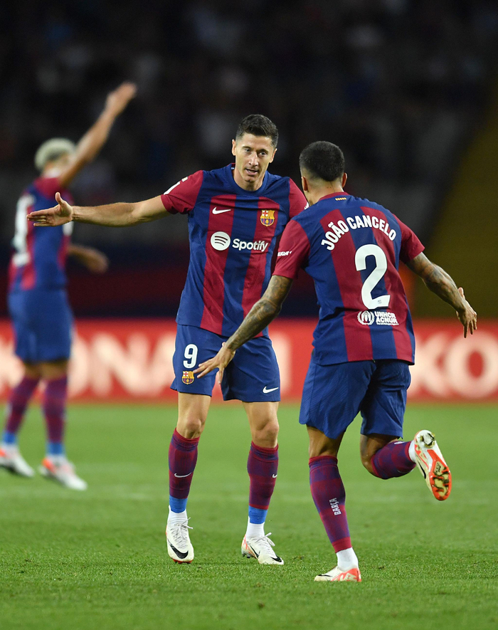 ac米兰中文官方网站-西甲国际比赛日走向成谜，巴塞罗那绝杀压哨，话题不断，身体对抗强度拉满