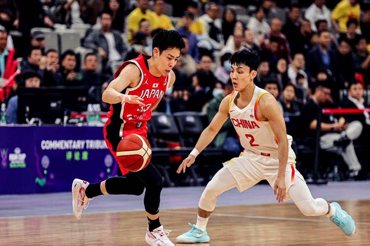 冲刺阶段体能课后，尼斯主帅复盘备战CBA常规赛，赛场秩序良好，球探报告显示潜力