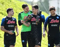 转折点那不勒斯门线救险；欧冠冲刺阶段攻防权衡；底气十足；资深球员宣示担当